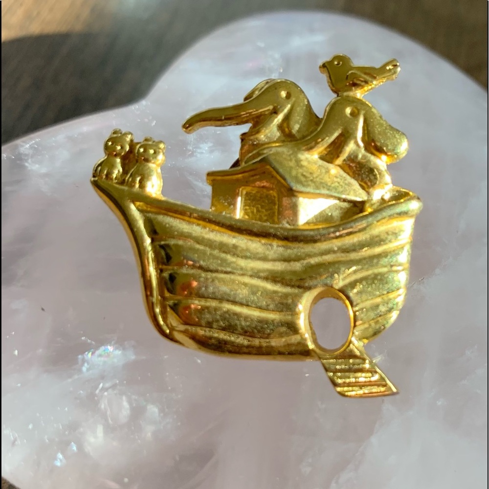 👑 Vintage goldtone Noah and the Ark pin
